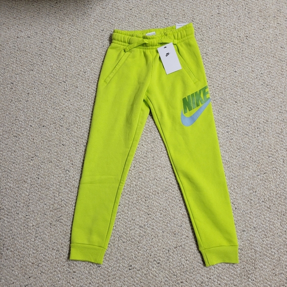 BNWT Nike Boys Nike Sportswear Club Fleece Pant Atomic Green/Chlorophyll XS - Picture 3 of 8